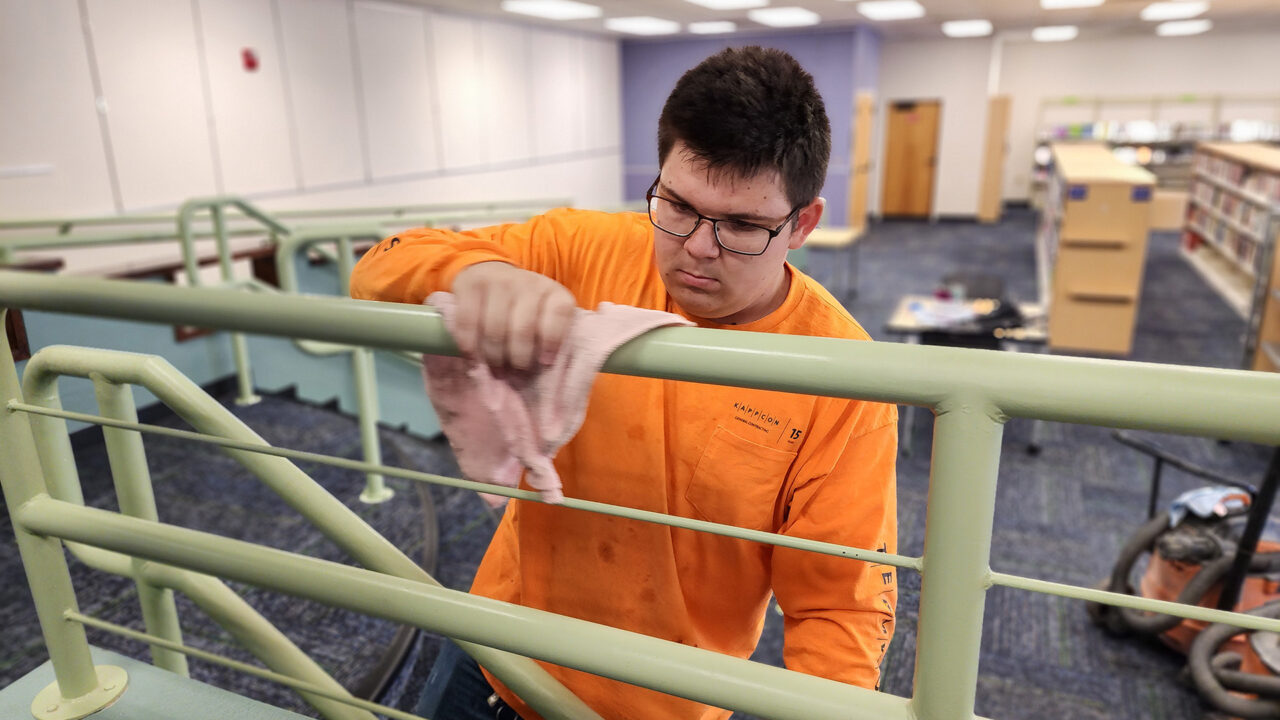 Intern wiping rail with rag