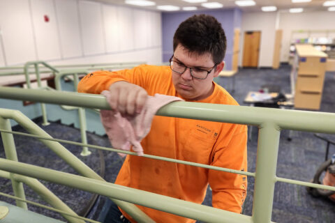 Intern wiping rail with rag